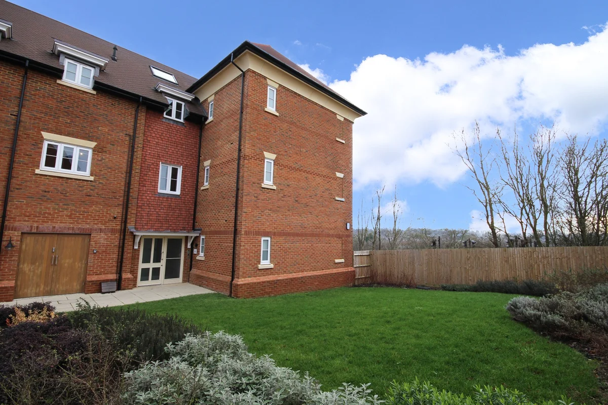 Charlock Place, Warfield
