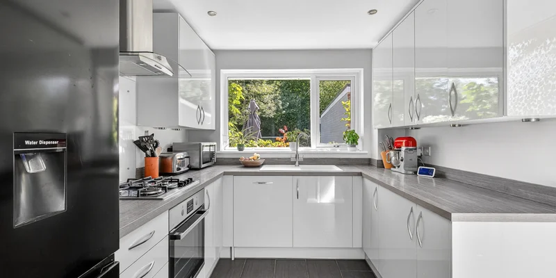 Foxcote, Finchampstead, RG40 - Image 2