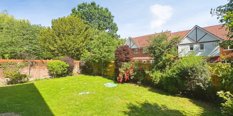 Kerr Gardens, Wokingham, RG40 - Image 2